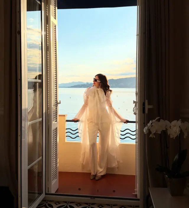 Hôtel @bellesrives in Cap d’Antibes, once F. Scott Fitzgerald’s private villa, blends Riviera charm with timeless Art Deco style. A historic spot where literary heritage and coastal elegance meet ☀️🇫🇷 
We enjoyed dining right at the sea, the day at the beach & gold hour moments in the room facing the seaside! 

#BellesRives #Fitzgerald #CotedAzur #capdantibes #frenchriviera #BellesRiveshotel #swissglam #swissglamontour