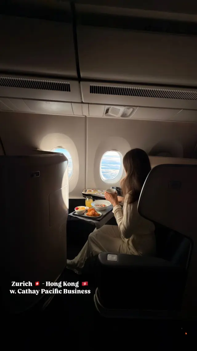 Zurich 🇨🇭 - Hong Kong 🇭🇰 w. @cathaypacific Business Class: the journey to Hong Kong is just as memorable as the destination 🌎.

From spacious lie-flat seats and refined service to Bamford amenities, Bose headphones, complimentary WiFi, and a menu inspired by Hong Kong — every detail in Business Class is designed for comfort, rest, and seamless productivity.

Before flying home, we unwinded at The Bridge Lounge at HKG: warm interiors, runway views, elegant shower suites, and the signature Noodle Bar.

Thoughtful design. Smooth transitions. A travel experience that stays with you long after landing 🛬

*partnership 

#hongkong #cathaypacific #movebeyond #swissglam #swissblog #swissglamontour #cathaypacificairways #cathaypacificlounge #businessclassflight