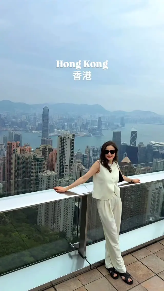 Discovering Hong Kong’s contrasts: panoramic views on the Ngong Ping 360 cable car, serenity at the Big Buddha, local life in Tai O village, and iconic bites in Sheung Wan, vibrant rooftops, night markets, and modern art 🇭🇰
More on swissglam.ch 

✈️ In collaboration with @cathaypacific — offering direct Business Class flights from Zurich to Hong Kong, making the Asian getaway seamless and inspiring.

#HongKong #HongKongTrip #HongKongTravel #HongKong2025 #SwissGlamOnTour #SwissGlam